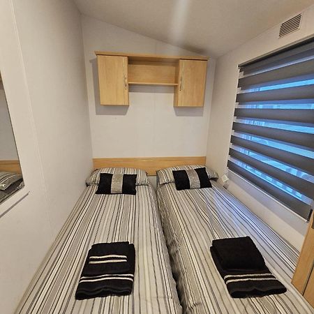 Tattershall Lakes Hot Tub Lodge Breaks Exterior photo