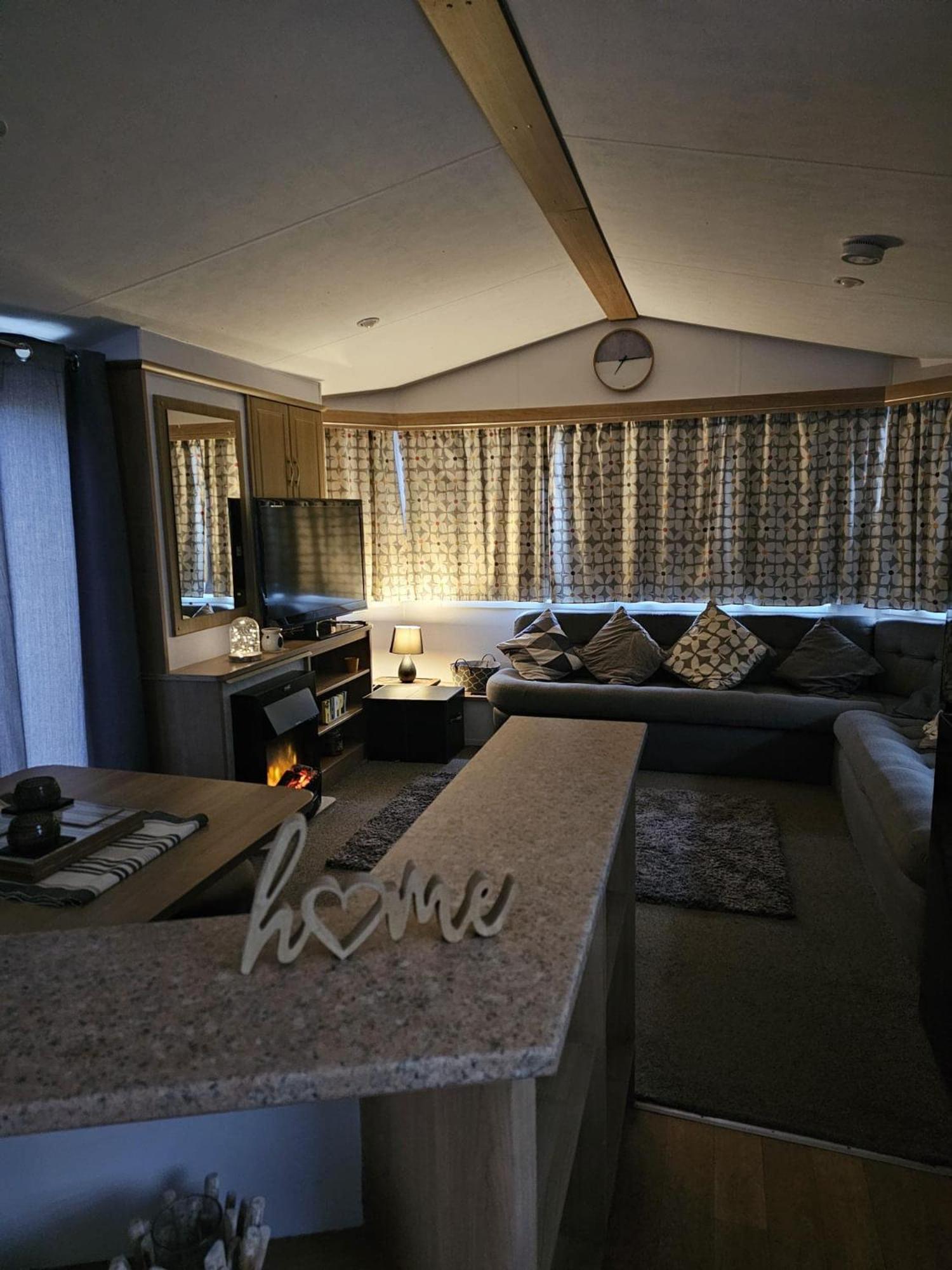 Tattershall Lakes Hot Tub Lodge Breaks Exterior photo