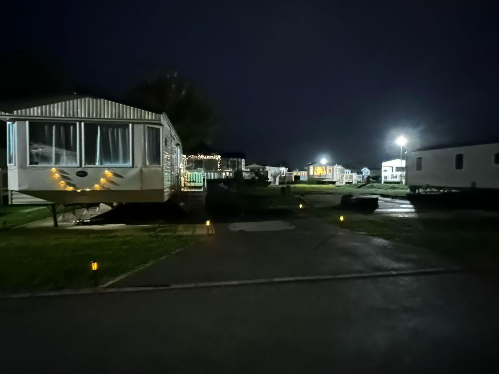 Tattershall Lakes Hot Tub Lodge Breaks Exterior photo